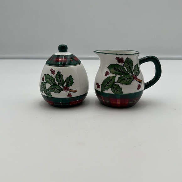 Vintage Christmas creamer and lidded sugar set Pacific Rim HollyBerry - Picture 1 of 16